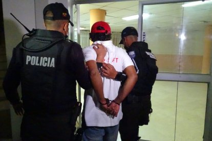 El hombre cargaba un revólver en su poder.