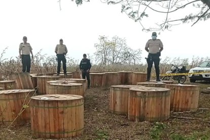 Agentes de la Policía con los rollos de fibra óptica hallados.