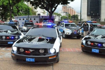 Los atractivos autos policiales generan cuestionamientos en Caracas.