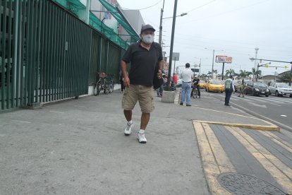 Adolorido, el hombre acudió a un centro médico por medicinas, en el sur de Guayaquil.