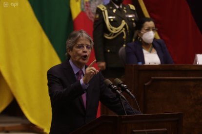 Presidente Guillermo Lasso durante su alocución. Al fondo la presidenta de la Asamblea, Guadalupe Llori.