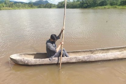 Para distraerse en la laguna se puede navegar sobre una canoa artesanal.