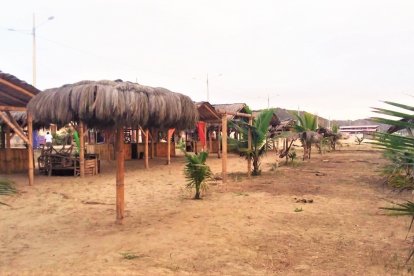 Los visitantes pueden disfrutar bajo cabañas al pie del mar.