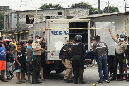 La víctima mortal se encontraba comiendo naranjas en una esquina, en compañía de un grupo de amigos con quienes estaba realizando trabajos de albañilería.