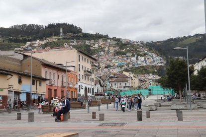 En esta parte se  bifurca la avenida 24 de Mayo hacia las calles Loja y Morales.