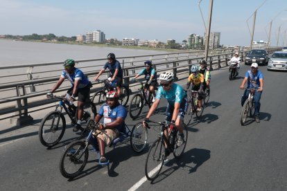 Al llegar a Guayaquil, Víctor Montaño fue ayudado por sus  compañeros porque estaba cansado.