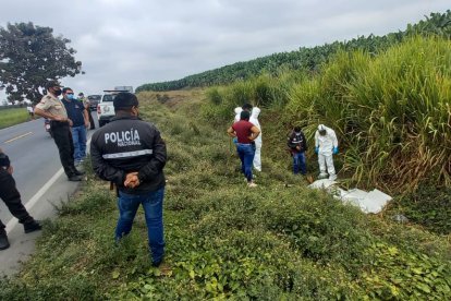 Peritos de la policía buscan indicios para determinar el móvil de este crimen.