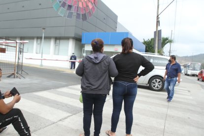 Los familiares de Luis Gonzabay Magallán llegaron a Guayaquil para retirar su cuerpo.