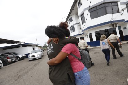 La madre de los niños afectados recibe un abrazo de consuelo por parte de la agente de la Unipen que ayudó en la captura de la madrastra y el padre.