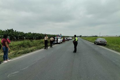 Previo al levantamiento del cuerpo, los agentes hicieron una inspección en el sitio donde la encontraron.