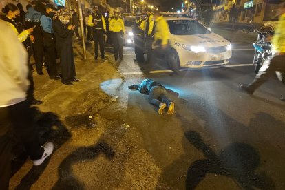 La víctima se desplomó en la calle cuando pedía ayuda.