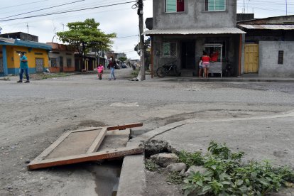 Los moradores tratan de tapar los sumideros con madera para que nadie se accidente.