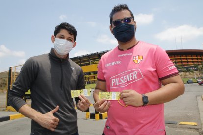 Los hermanos Jefferson y Humberto Sierra se fueron felizotes con sus boletos.