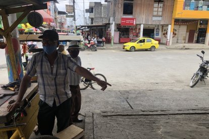 El comerciante Hugo Villegas señala el lugar donde se sentó la víctima.