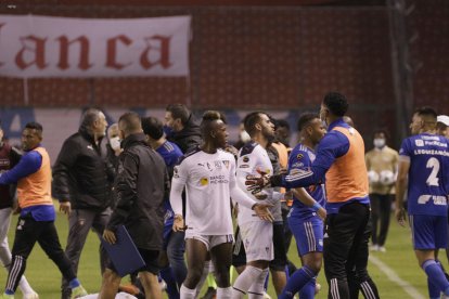 1.- Luego del partido que ganó (3-2) Liga de Quito ante Emelec, se suscitó una gresca entre los jugadores.