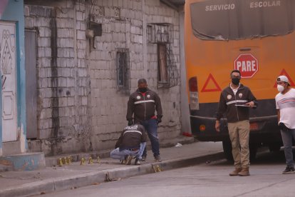 Roberto Romario Peña Sánchez fue asesinado en este callejón del Guasmo Sur. Policía realizó las pericias.
