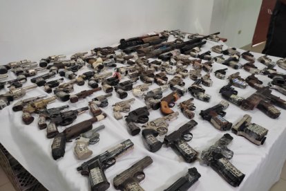 La Policía mostró el arsenal que será entregado este 27 de septiembre para su destrucción.