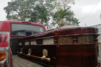 El féretro con los restos del infortunado conductor
