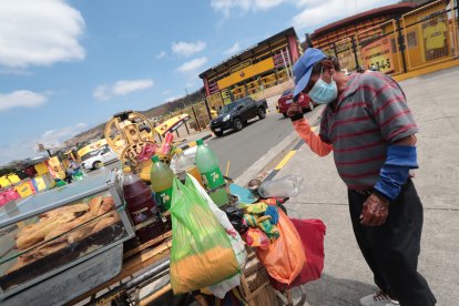 José Gutiérrez con sus pasteles y jugos espera que le vaya bien en la semifinal.
