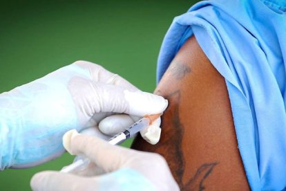 Mientras en algunos países de la región, el porcentaje de población vacunada es bajo, El Salvador ya se habla de tercera dosis contra el Covid