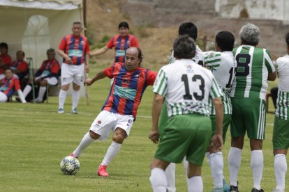 Compañeros de José Luis Ordóñez, como Fabián Cubero (i), saltaron a la cancha en la que compartieron entrenamientos.