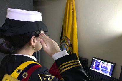 De manera virtual Angeline fue proclamada como la abanderada del colegio Altamar.