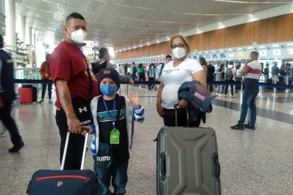 Thiago y sus padres viajaron ayer a Pamplona. Es la primera vez que la familia se separa.