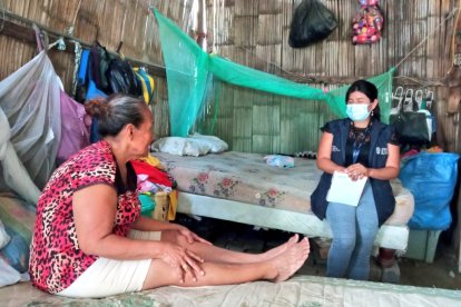 La trabajadora social del MIES realizó una visita a la casa de Paquita y constató sus carencias.