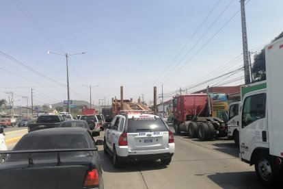 Así de congestionada luce la vía a Daule en el sector de la Penitenciaría de Guayaquil.