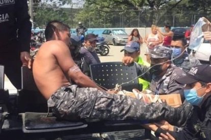 Un policía herido es retirado en camillas durante la balacera que se registra en la Peni.