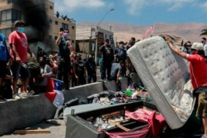 Unos cinco mil chilenos protestaron y quemaron pertenencias de migrantes venezolanos el 25 de septiembre.