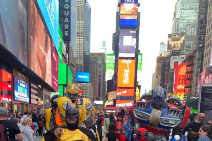 Se dio a conocer en la cadena ESPN cuando los periodistas le preguntaban si estaba cuidando la ciudad de Nueva York. Es el Batman de Times Square, uno de los sectores más famosos de la gran manzana, el sitio ideal para las fotos. Es Batman que dijo que si el ídolo pasaba a Flamengo era campeón de la Libertadores, aquel vídeo se hizo viral.
El Batman, es ecuatoriano, nacido al sur de Guayaquil y EXTRA lo localizó e hizo una entrevista donde da detalles de su vida, su amor por Barcelona, su fe en que el cuadro canario, haga la remontada el 29 de septiembre del 2021 en el estadio Monumental de Guayaquil y pase a jugar la gran final.
En realidad Batman se llama Antonio Vélez y estará en una amplia nota en la edición impresa de EXTRA y www.extra.ec del 29 de septiembre. El hombre murcielago, envió buenas vibras a los jugadores e hinchas: "Desde Ciuda Gótica, les puedo decir que la fe está intacta, vamos por la remontada ante Flamengo, desde acá éxitos a mi Barcelona".
El Batman barcelonista ha llegado para quedarse y desde Times Square, alienta a su equipo canario.