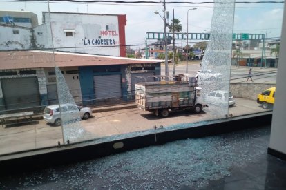 Así quedó el local de motos baleado la noche del lunes 27 de septiembre, en Babahoyo.