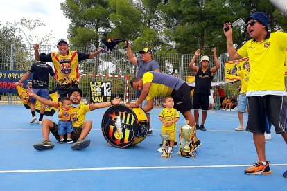 Los integrantes de la Sur Oscura en Madrid, España, están listos para alentar a Barcelona.