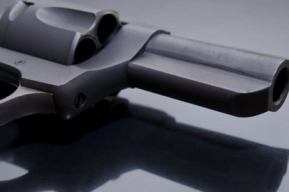 Un arma de fuego, vestimentas y otras evidencias fueron halladas por la policía.