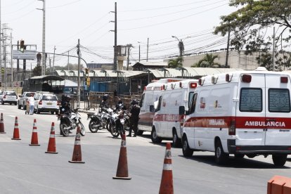 Varias ambulancias llegaron al complejo carcelario para trasladar muertos y heridos.