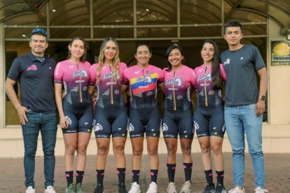 Miryam Núñez (c) es la líder del Liro Sport, equipo al que llevó a su compatriota Daniela Jiménez (d)