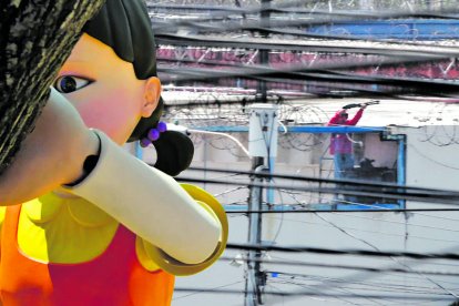 Desde los exteriores se podía ver a algunos presos que atacaban a sus rivales.