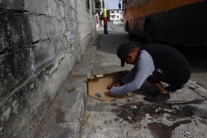 Amigos y familiares de Romario colocan a diario velas en el sitio donde fue baleado.