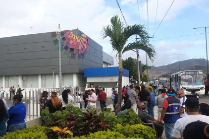 Los allegados desde temprana horas de este miércoles 29, se agolparon en los exteriores del Laboratorio de Criminalística y Ciencias Forenses.