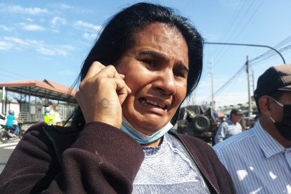 Familiares están angustiados por sus parientes dentro de la cárcel.