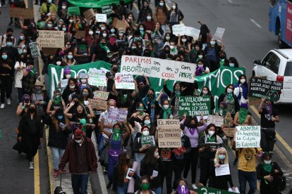 Activistas de colectivos feministas, que se identifican con pañuelos verdes y violetas, recorrió hoy varias calles de Quito (Ecuador).