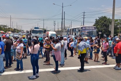 Los familiares de los reclusos en pleno plantón en medio de la vía. Exigían datos sobre sus parientes, luego de la revuelta.