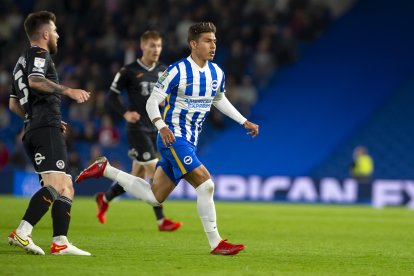 Jeremy Sarmiento (d) debutó con el primer equipo de Brighton, en la Capital One Cup ante el Swansea.