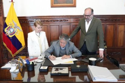 El primer mandatario firma el decreto de estado de excepción en el sistema carcelario.
