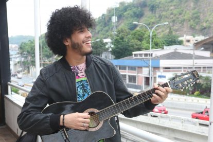 Renik, un ingeniero en Marketing que tiene el sueño de triunfar en la música.