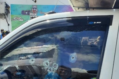 El auto muestra los orificios de las balas asesinas.