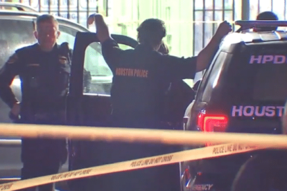 La policía llegó al sitio de la balacera pero no pudo hacer nada por la vida del adolescente.