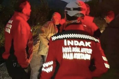 El hombre en medio de los rescatistas a los que, estaba ayudando a buscar a un desaparecido, que era él mismo.