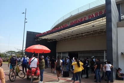 Los parientes de los presos de la Penitenciaría peregrinan ahora en el coliseo del Parque Samanes para encontrar a los suyos.